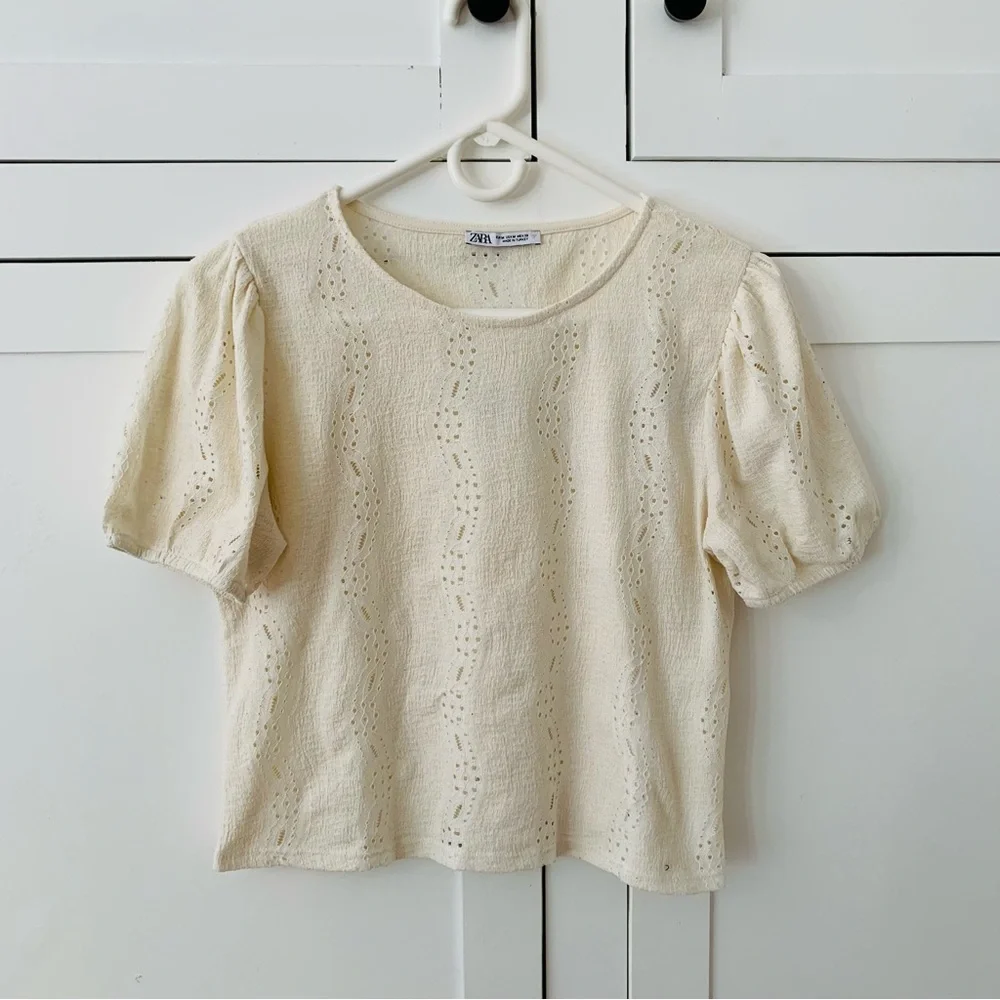 Zara Cream Eyelet Puff Sleeve Crop Shirt Size Medium